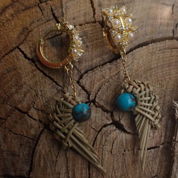 Boucles d'oreilles plaqué or, pierre de turquoise naturelle, tressées en pin laricio